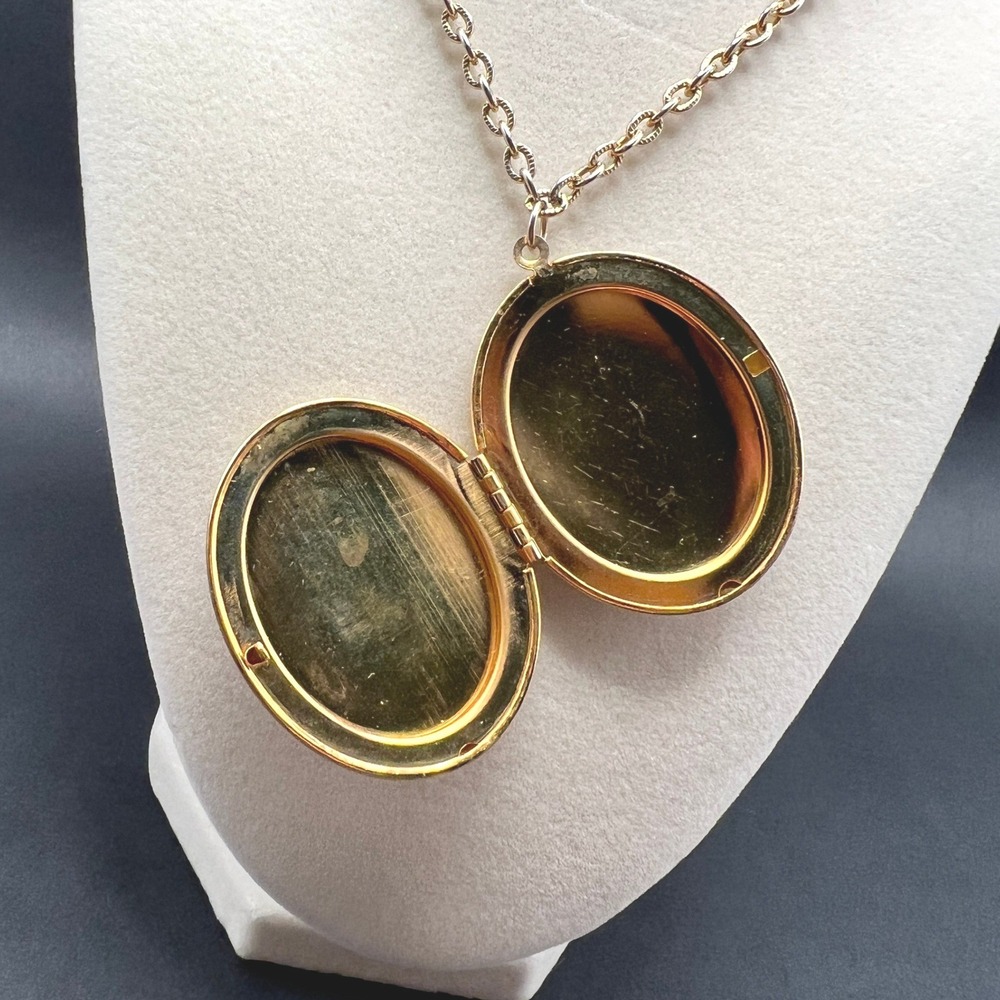 Vintage Locket Necklace Red Rose Gold Tone Oval Floral Pendant Cottagecore - Picture 4 of 13